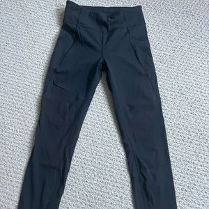 EUC Lululemon Black cropped leggings w/ Pockets size 6